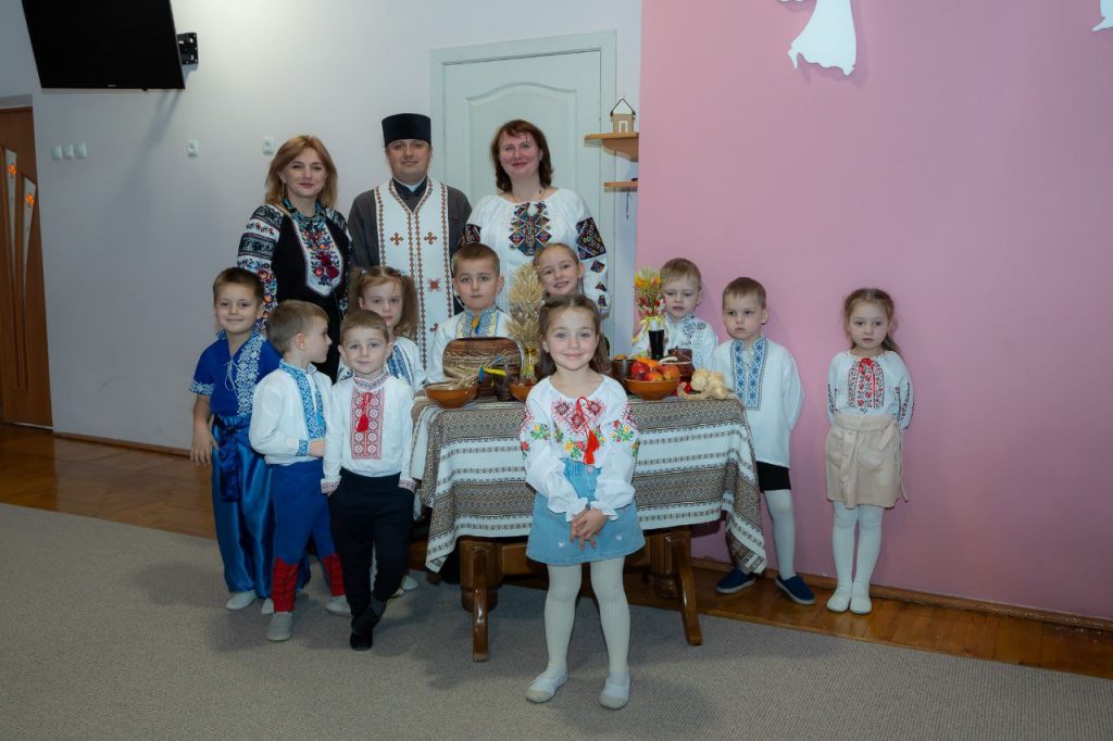 photo_5463424750043466643_y