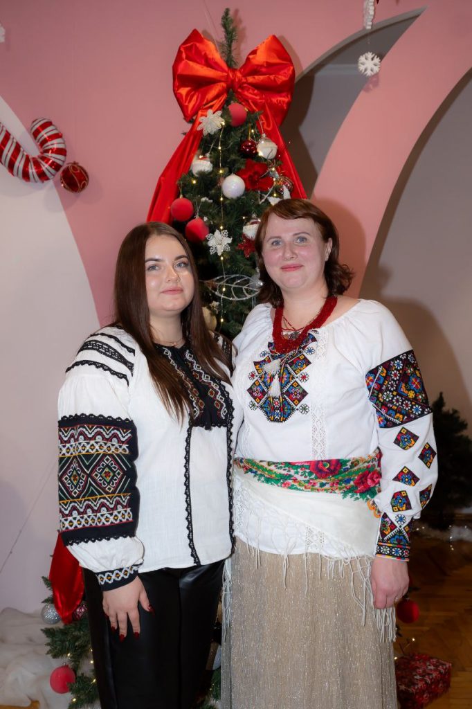 photo_5463424750043466667_y